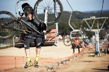 自転車をそのまま抱えて乗車するのがホケダケスタイル