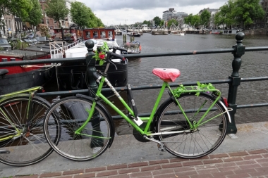 オランダではキレイに飾り付けられた自転車をよく見かける。あまりにも自転車が多いから、自分のを見つけやすくするため？