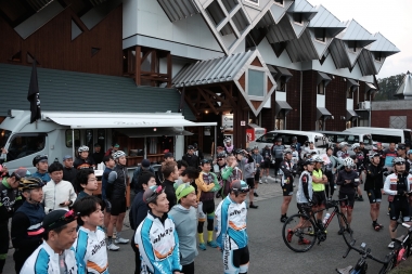 地元九州をはじめ、全国各地から30チームが集結してのブリーフィング。©Canyon Bicycles
