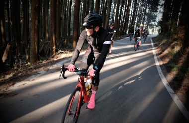 林業が盛んな小国町「阿蘇小国杉」で名高い林間を進む序盤。ディスクロードの軽快な走りに思わず顔もほころぶ。©Canyon Bicycles