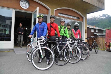 現地でスポーツサイクルや電動アシスト自転車をレンタルできる（写真 は2015年のツアー）