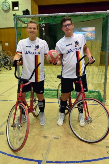 サイクルサッカー 2016年ドイツ選手権優勝ペアのパトリック・フォルク選手（左）とシモン・ヴィッサー選手（右）。