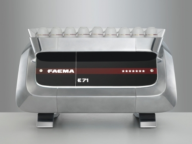 FAEMA社のフラッグシッププモデルである FAEMA E71 ©株式会社エフ・エム・アイ