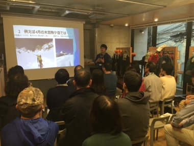 現役山岳ガイドでもある平川店長の冬山講座が開催されていた