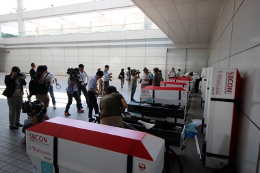 SBCONの初運用とあって広島空港と松山空港では、地元新聞社を始め多くのメディアが詰めかけた。