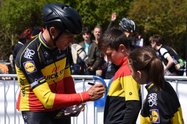 ベルギーチャンピオンジャージを着た子供にサインをするジルベール