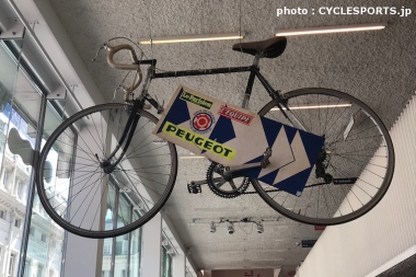 ヴェロミュージアムに飾られていたレトロな自転車と看板　