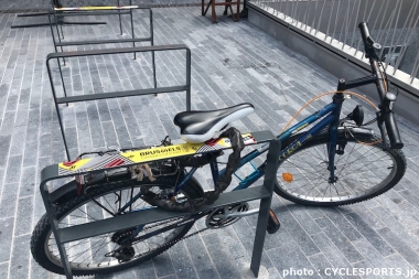 自転車置場にもグランデパールのステッカーが貼られていた
