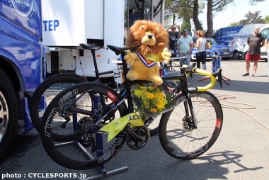 アラフィリップのバイクにもライオンのぬいぐるみが飾られていた