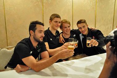 アフターパーティーで乾杯するチームキャノンデール・ガーミンの選手たち。左からハース、モホリッチ、ツェプントケ、ベッティオル