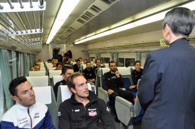 21形式新幹線に乗車して館長の説明を静聴する選手たち　　　　　　　　　　　　　　