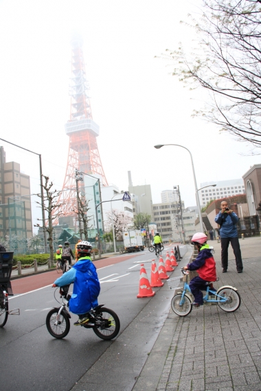 東京タワーも雨雲で霞むような天気だったが、子どもたちも元気にスタートを切る