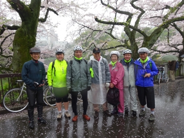 千葉や東京などさまざまなところから集まった仲間で参加したという方も皇居のお堀の見事な桜の前で記念撮影