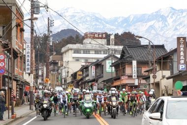 日光連山をバックに日光の町並みを通る選手たち（photo:Hideaki TAKAGI）