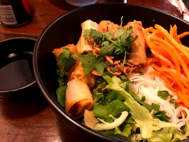 さっぱりとしたサラダ風のベトナム麺は暑い中でも食欲が湧きます