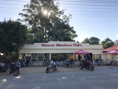 マウント・グロリアス・カフェ。ライダースーツのオートバイ乗りに囲まれながらコーヒーをすすりました