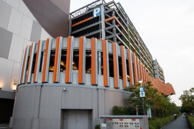 ダイバーシティ東京の駐車場は1階から5階までがワンウェイで繋がっているため、ヒルクライムとしてはコースの緩急がつく
