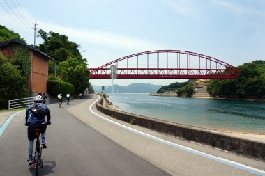 向島サイクリングで瀬戸内の海沿いを走れる。目の前には向島大橋が！