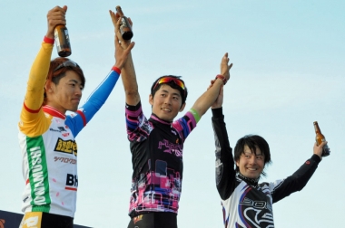 今季はJCXシリーズ総合3位になり、シクロクロス東京で行われた表彰式で表彰された丸山選手(右)