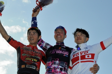 シクロクロス東京・男子エリートの表彰台。左から2位の小坂、優勝したパワーズ、3位の竹之内　