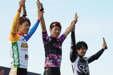 小坂(中央)はJCXシリーズチャンピオンに輝いた。2位は前田公平、3位は丸山厚　　　　　　　　　