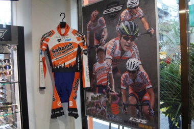 埼玉県の地域密着型サイクリングチームであるサイタマサイクルプロジェクトのチームジャージがショールームの一角に飾られる