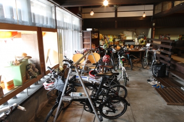 しおまち商店街にある自転車カフェ＆バー「汐待亭」は店内の土間に自転車を置くことができる