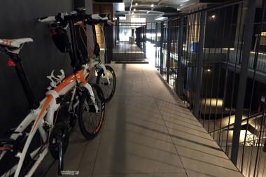 自転車を解体せずにそのまま入れられるONOMICHI U2では自転車の受取・発送サービスも