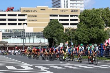 会場はJR大分駅前。おおいたマルシェなども同時開催。　提供：一般社団法人 全日本実業団自転車競技連盟