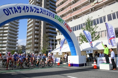 E2クラスタは橋本聖子日本自転車競技連盟会長がスターター。　提供：一般社団法人 全日本実業団自転車競技連盟