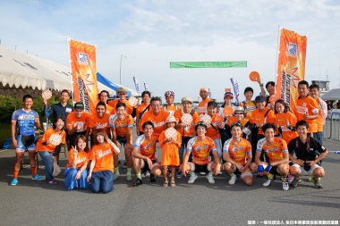 VICTOIRE広島と応援団が会場をオレンジに染め上げる