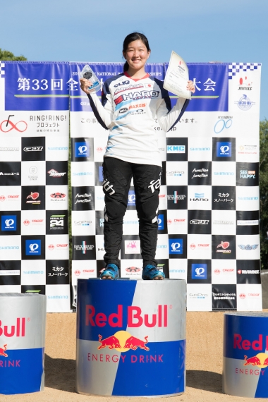 女子ジュニア表彰式。畠山紗英はエリートとジュニアの混走で優勝した