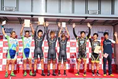 P1クラスタ・エキシビジョンレース　チーム総合表彰式　提供：一般社団法人 全日本実業団自転車競技連盟