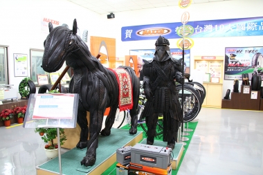 本社の展示室にはタイヤで作られた騎馬と騎士のオブジェが