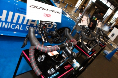 シマノブースには、販売スタートしたばかりのデュラエースR9150デュラエースDi2の操作を体感できるコーナーが
