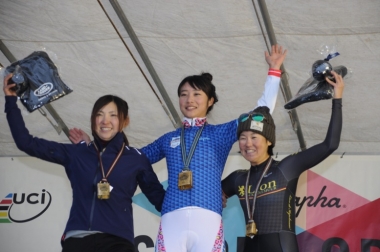 女子エリートの表彰台。左から２位の今井美穂、優勝した坂口、３位の與那嶺恵理