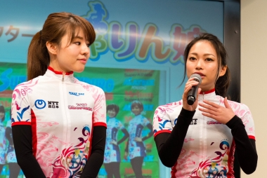 発表会ではちゃりん娘の青山友美さん、松本奈々さんも登壇。最近は自転車に乗るだけでなく、交通安全推進にかかる役割も増えているという