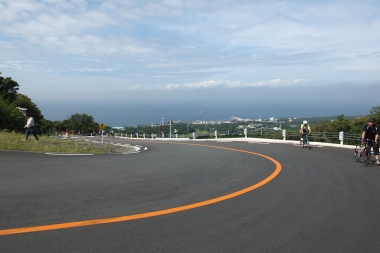 復興されたばかりということもあり、路面の舗装は非常に整っている。伊豆大島自体が都道として管理されている道が多く、ロードバイクで快適なライドを楽しめる