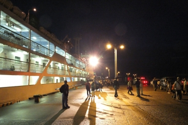 大会前日の夜に竹芝桟橋を出港するフェリーで伊豆大島へ。夜の船旅が旅情をそそる