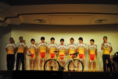 チームの発表会はシクロクロス東京のアフターパーティで行われた