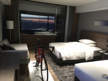 自転車を持ち込むことができる部屋の窓からは、まるで絵画のような白良浜の夜景を楽しむことができる