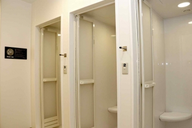 地下一階には更衣室やセキュリティーを完備したシャワーもある。シャワーは１回300円で男女３室ずつ。更衣室はなんと無料で利用可能