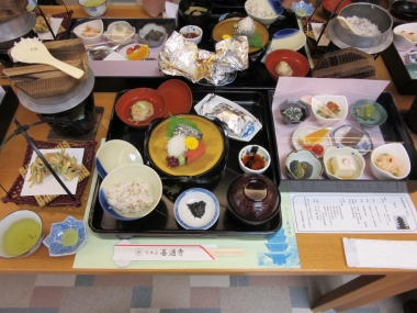 初日のお宿である香川県・善通寺の宿坊「いろは会館」の精進料理とメニュー