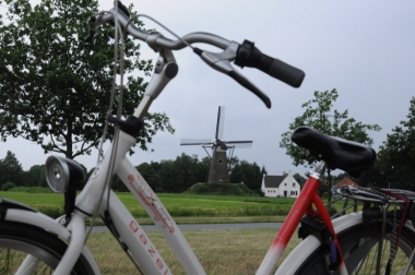 ニューネンのサイクリングでは風車を見ることもできる