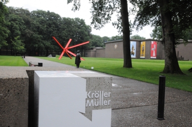 クレラー・ミュラー美術館は緑に囲まれた彫刻庭園も有名だ　