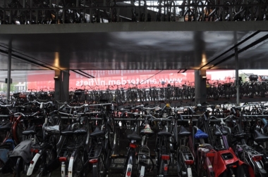 アムステルダム中央駅の巨大パーキングは無料で利用できる。しかし自分の自転車を探すのが大変そうだ…　　　　