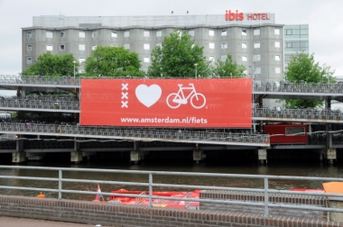アムステルダム中央駅にある巨大駐輪場には『Ｉ♥自転車』の横断幕が掲げられていた　　　　　　　　　　　　　　　　　　