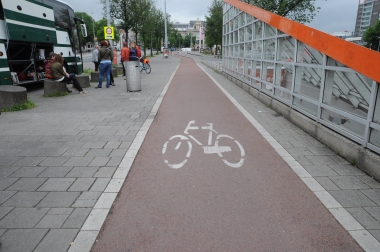 アムステルダム中心部の自転車専用レーン。うっかり歩いているとベルを鳴らされるので注意しよう