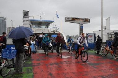 アムステルダムのフェリーは無料。自転車でも乗船できる。対岸まで５分で行くことができ、雨天でも大勢のサイクリストが利用していた