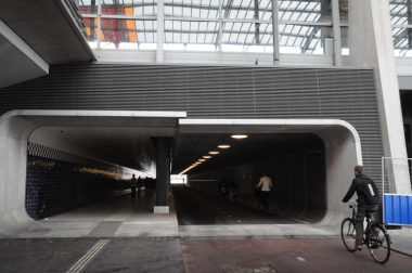 昨年11月に開通した自転車と歩行者専用トンネル『カウペルスパサージュ』。アムステルダム中央駅の下をくぐり、フェリー乗り場からまっすぐ市街地に抜けられる